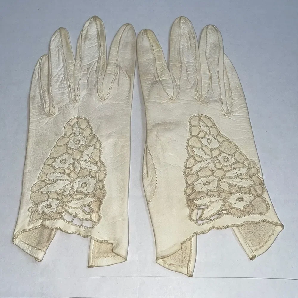 Vtg cream colored leather gloves with lace detail